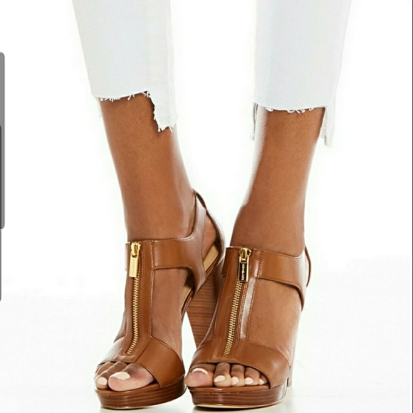 Michael Kors Shoes - NWT Michael Kors tan Berkeley sandals 7.5m